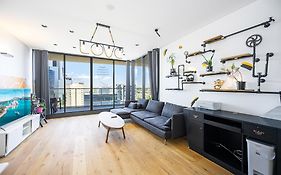 Stunning New 2 Bedrooms Apt Shopping & Parking